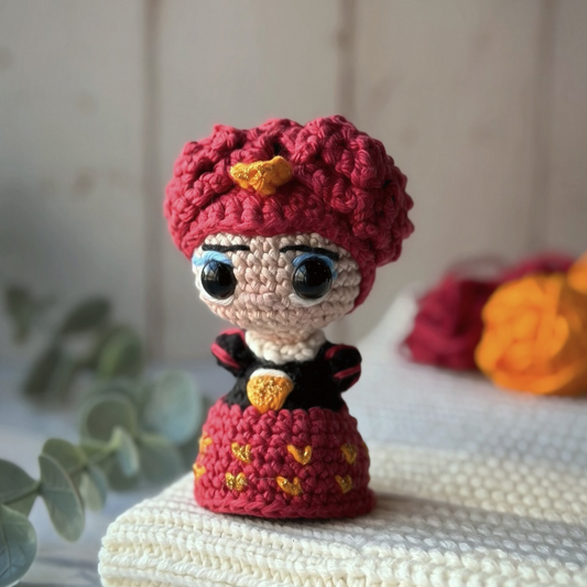 Queen of Hearts Amigurumi Crochet Pattern (PDF) English & Portuguese